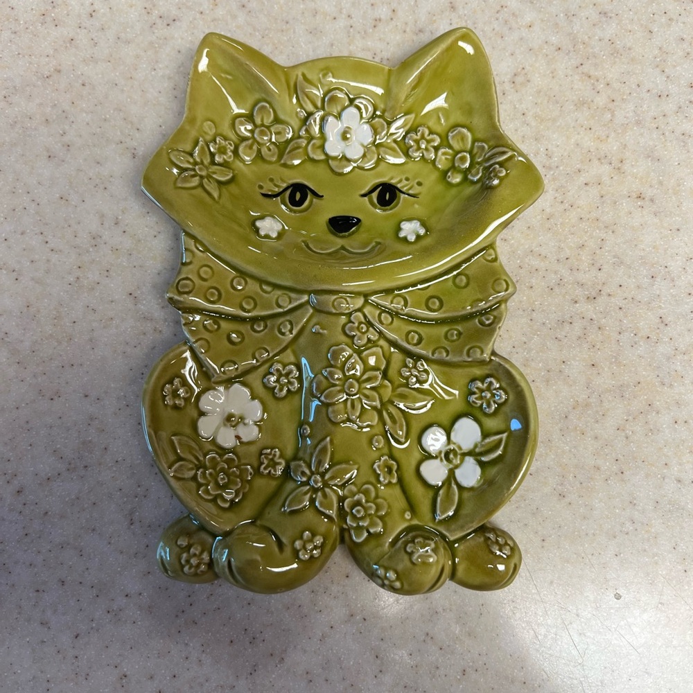 Vintage porcelin green Emesco kittt car spoon rest green with flowers.